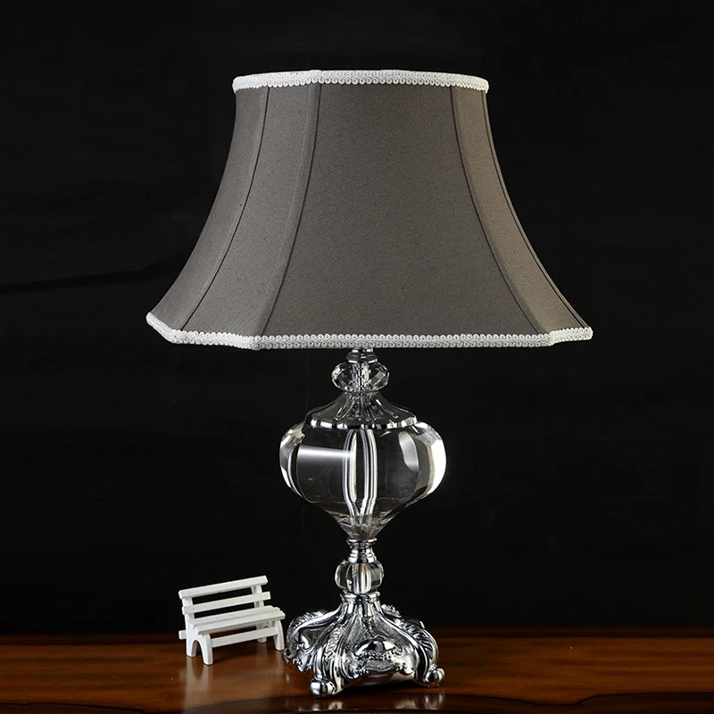Lampe de table de nuit évasée à tête unique en tissu gris avec base en cristal Clearhalo