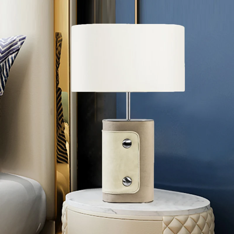 Lampe de table ombragée en tissu contemporain, petite lampe de bureau à 1 tête en blanc pour chambre à coucher Clearhalo