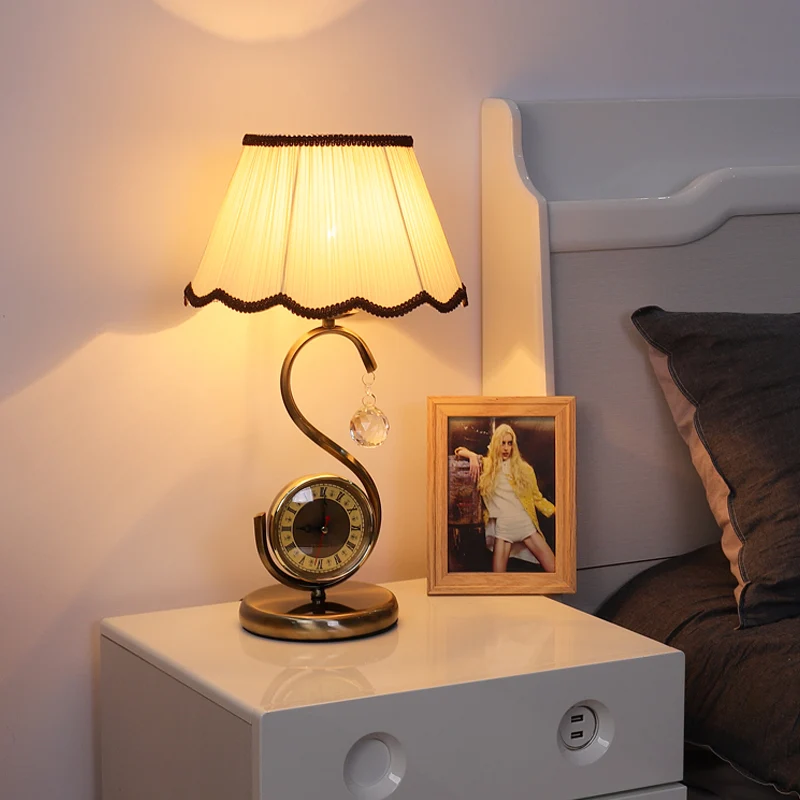 Lampe de table de salon festonnée en tissu rustique, 1 lumière, éclairage de table de chevet noir avec bras en S et horlog...