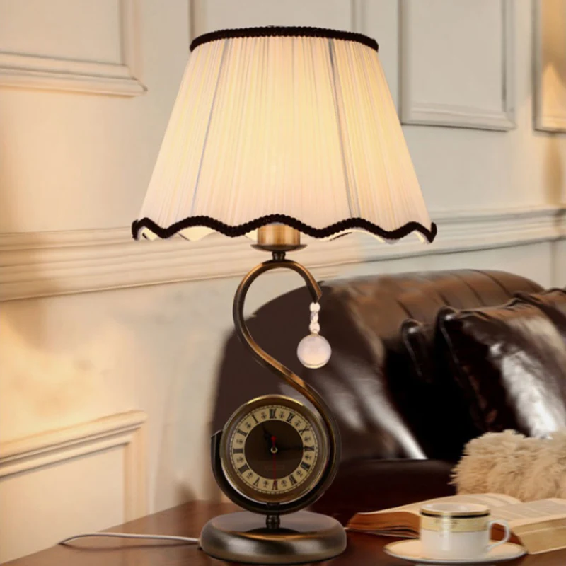 Lampe de table de salon festonnée en tissu rustique, 1 lumière, éclairage de table de chevet noir avec bras en S et horlog...