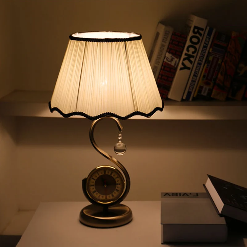 Lampe de table de salon festonnée en tissu rustique, 1 lumière, éclairage de table de chevet noir avec bras en S et horlog...
