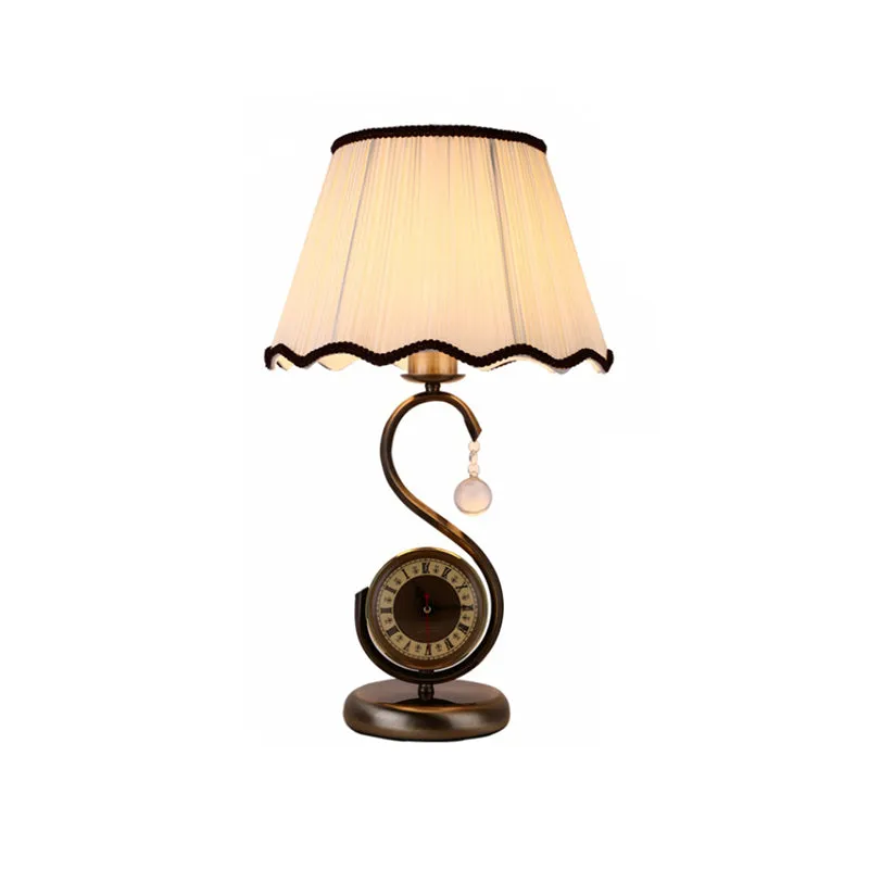 Lampe de table de salon festonnée en tissu rustique, 1 lumière, éclairage de table de chevet noir avec bras en S et horlog...