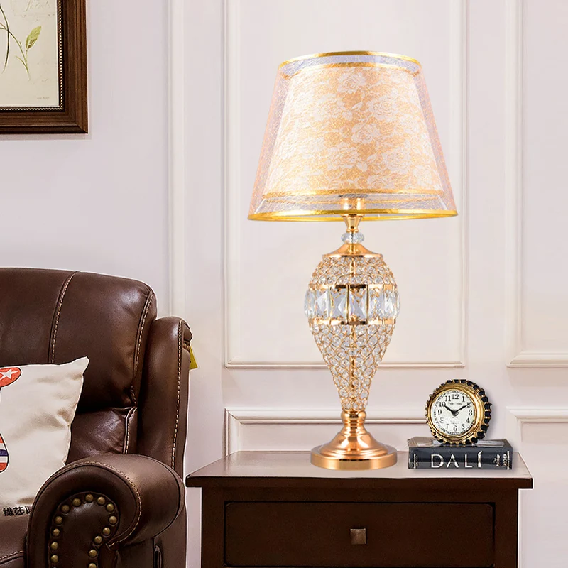 Lampe de table de salon en forme de larme, lampe de nuit traditionnelle en cristal doré à 1 lumière avec abat-jour en tiss...