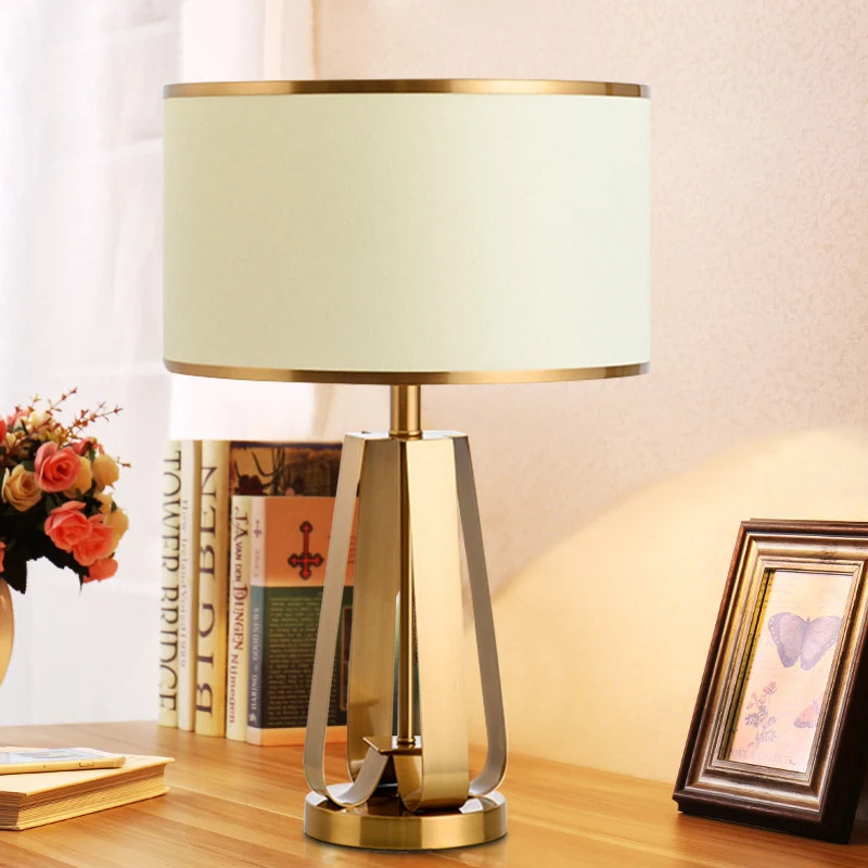Lampe de table tambour en tissu moderniste 1 tête lampe de lecture dorée avec base en métal Clearhalo
