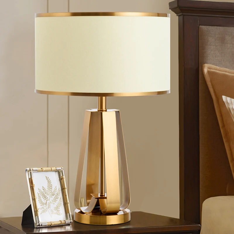 Lampe de table tambour en tissu moderniste 1 tête lampe de lecture dorée avec base en métal Clearhalo