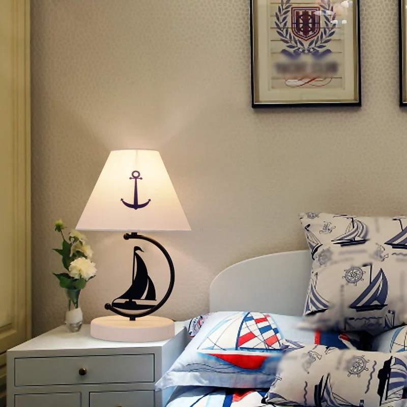 Lampe de table en tissu à abat-jour Empire pour enfants, éclairage de table de nuit blanc à ampoule unique avec décor de b...