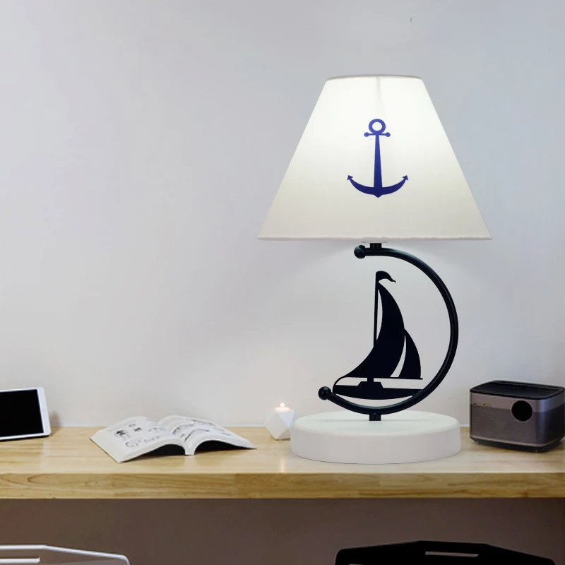 Lampe de table en tissu à abat-jour Empire pour enfants, éclairage de table de nuit blanc à ampoule unique avec décor de b...