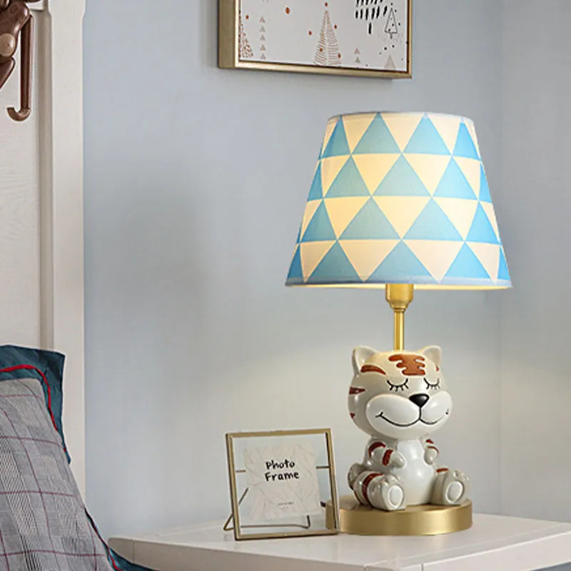 Lampe de table en tissu à imprimé triangulaire conique pour enfants, ampoule simple, lampe de table de nuit rose/bleue ave...