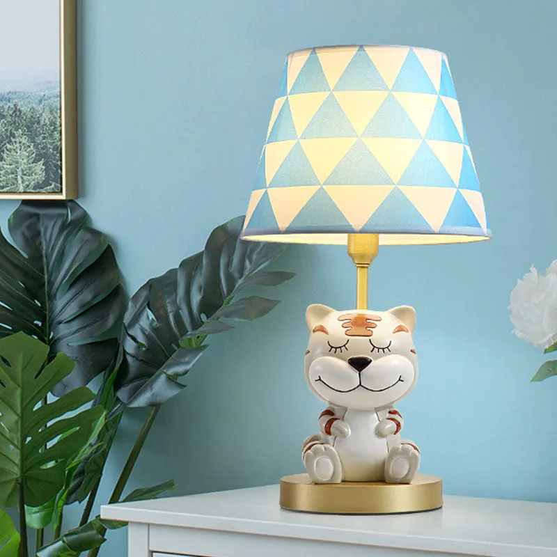 Lampe de table en tissu à imprimé triangulaire conique pour enfants, ampoule simple, lampe de table de nuit rose/bleue ave...