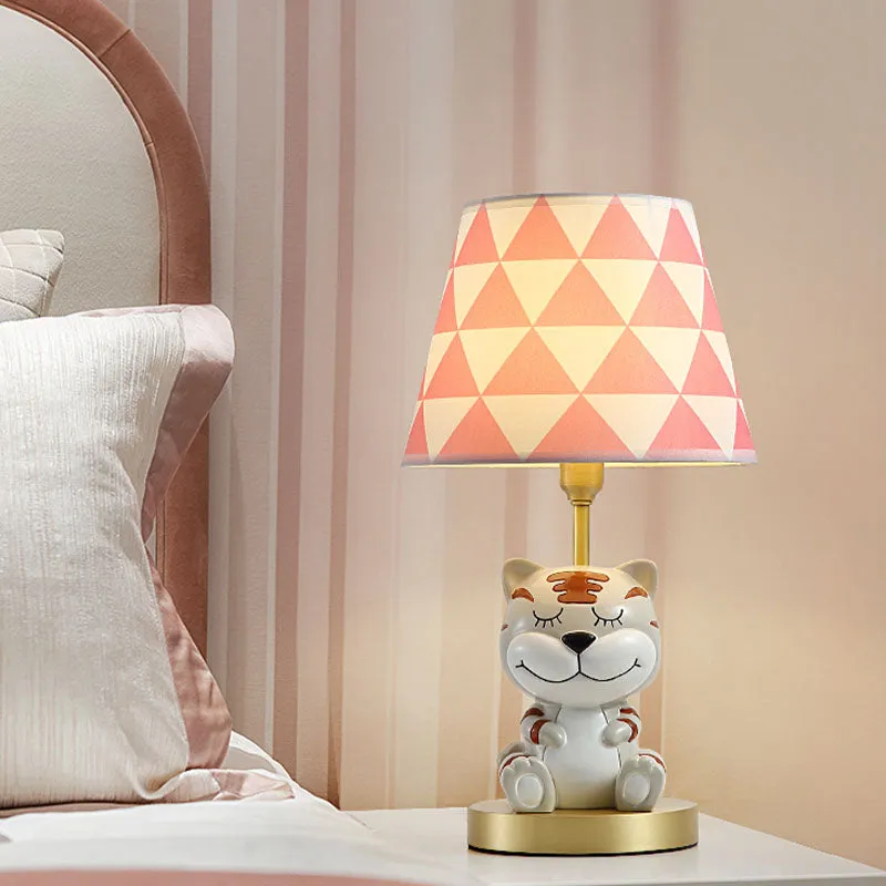 Lampe de table en tissu à imprimé triangulaire conique pour enfants, ampoule simple, lampe de table de nuit rose/bleue ave...
