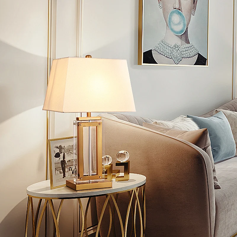 Lampe de table trapézoïdale à 1 lumière, lampe de chevet minimaliste en tissu blanc avec socle doré Clearhalo