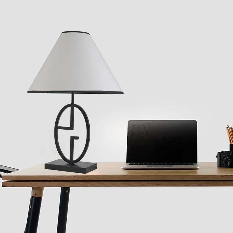 Lampe de table évasée large en tissu moderne, petite lampe de bureau à 1 ampoule en blanc avec base en métal Clearhalo