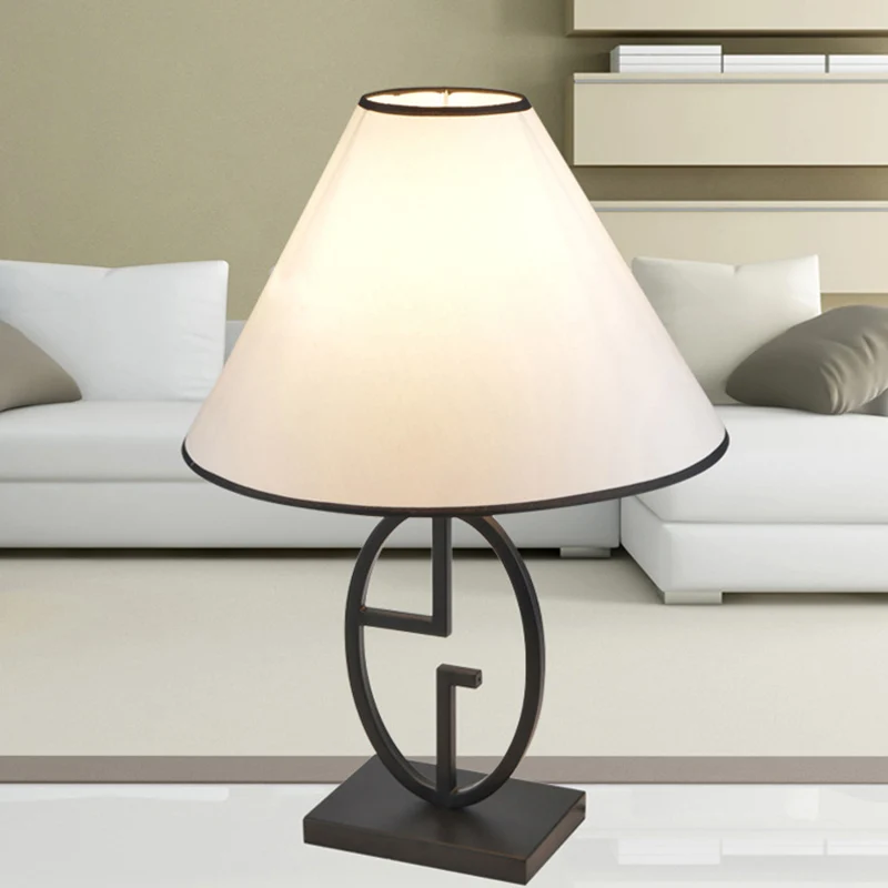 Lampe de table évasée large en tissu moderne, petite lampe de bureau à 1 ampoule en blanc avec base en métal Clearhalo