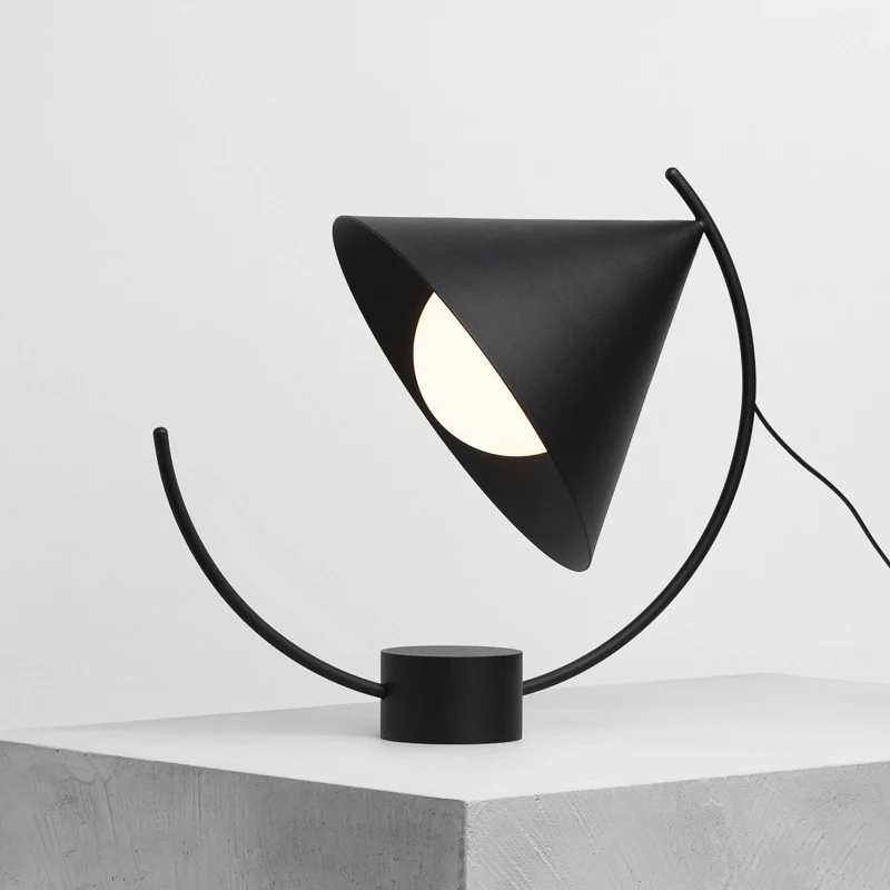 Lampe de table évasée moderne en métal à 1 tête, petite lampe de bureau noire avec abat-jour globe en verre blanc Clearhalo