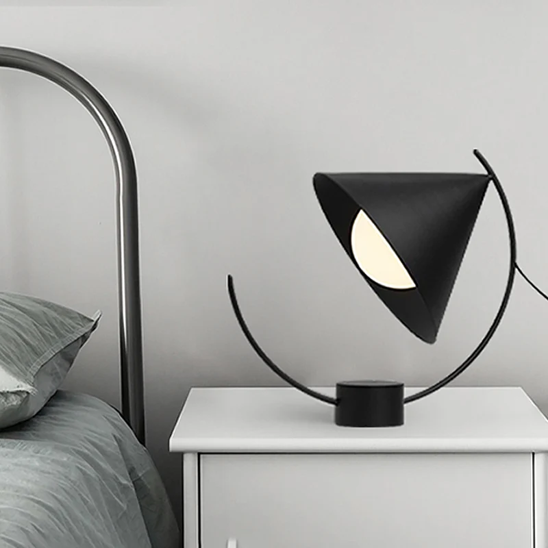 Lampe de table évasée moderne en métal à 1 tête, petite lampe de bureau noire avec abat-jour globe en verre blanc Clearhalo