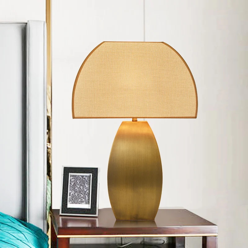 Lampe de travail à 1 tête ombragée, petite lampe de bureau en tissu moderniste en or avec base en métal Clearhalo