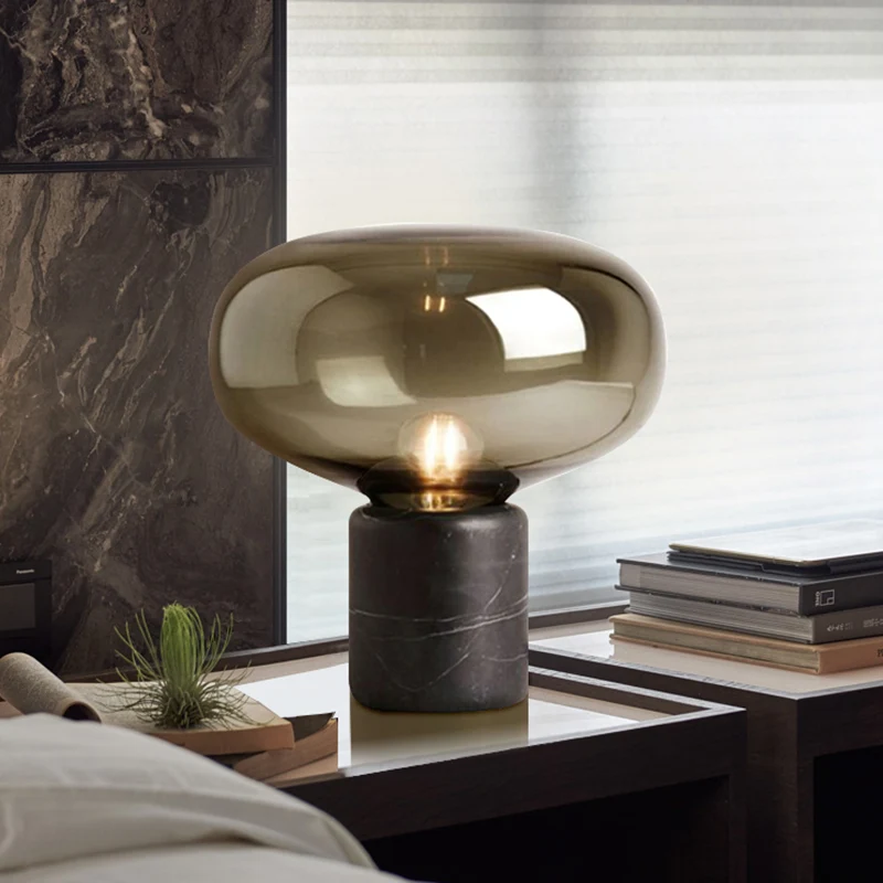 Lampe de travail Urne contemporaine en verre gris fumé, 1 ampoule, 8"/13" de large, lampe de table noire avec base en marb...