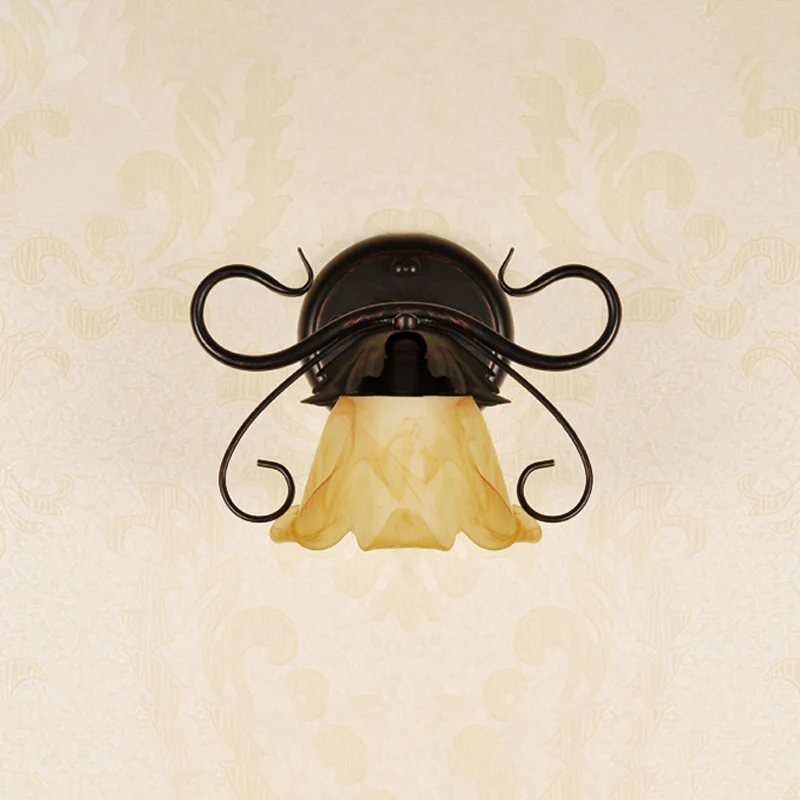 Mini applique murale florale simple, luminaire mural en verre beige pastoral avec bras à volutes en rouge marron Clearhalo