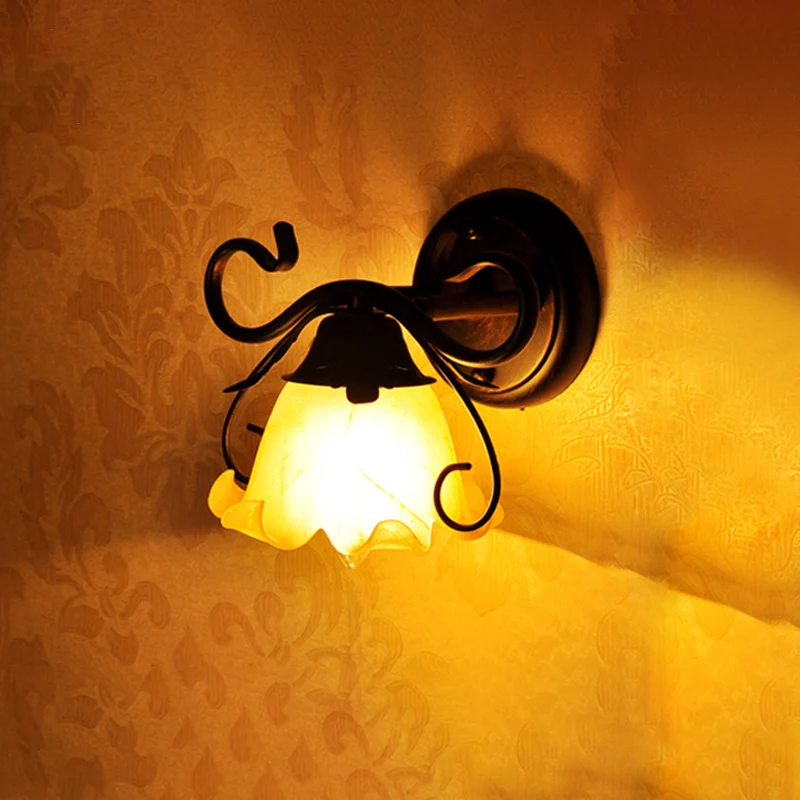 Mini applique murale florale simple, luminaire mural en verre beige pastoral avec bras à volutes en rouge marron Clearhalo