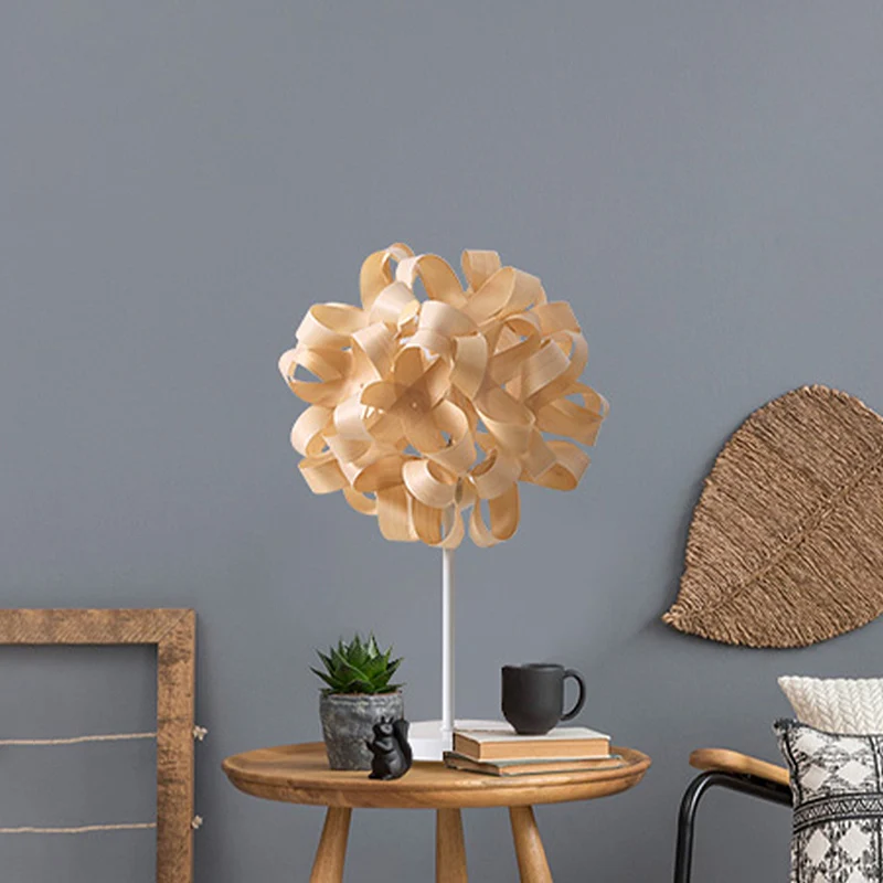 Petite lampe de bureau à 1 tête, éclairage de travail beige asiatique avec abat-jour en bois floral Clearhalo