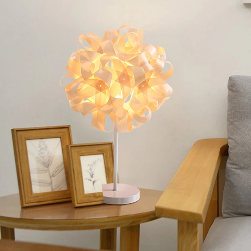 Petite lampe de bureau à 1 tête, éclairage de travail beige asiatique avec abat-jour en bois floral Clearhalo
