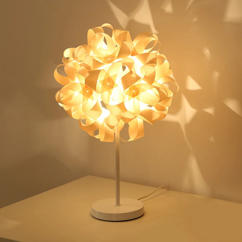 Petite lampe de bureau à 1 tête, éclairage de travail beige asiatique avec abat-jour en bois floral Clearhalo