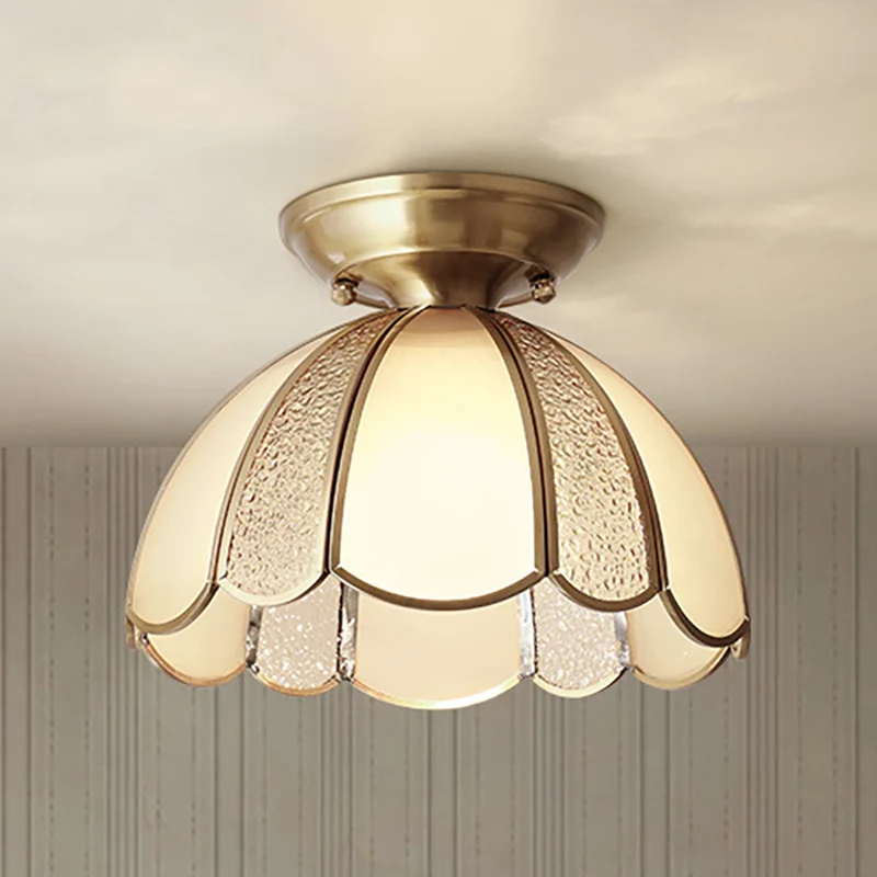 Plafonnier de chambre à coucher en forme de pétoncle de 10 / 11 po W, verre opale soufflé colonial, 1 ampoule, laiton, pro...