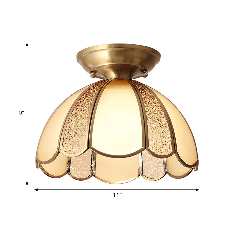 Plafonnier de chambre à coucher en forme de pétoncle de 10 / 11 po W, verre opale soufflé colonial, 1 ampoule, laiton, pro...