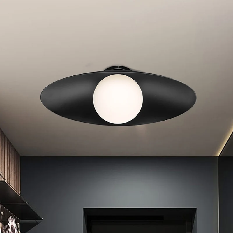 Plafonnier de couloir à 1 lumière en verre dépoli à montage encastré Orb simple en noir/blanc avec abat-jour ovale en méta...