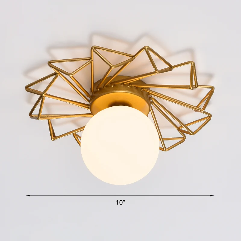 Plafonnier postmoderne à ampoule unique pour chambre à coucher, finition dorée, avec abat-jour en verre crème Clearhalo