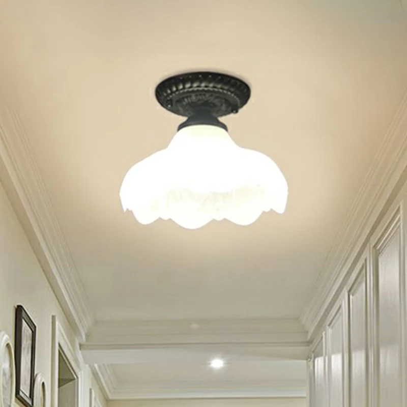 Plafonnier semi-affleurant traditionnel en verre givré à 1 lumière pour couloir Clearhalo