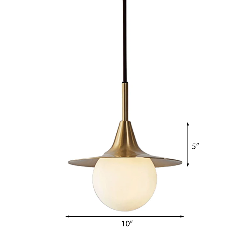 Plafonnier suspendu évasé à 1 lumière avec abat-jour boule en verre de lait, lampe suspendue en laiton du milieu du siècle...