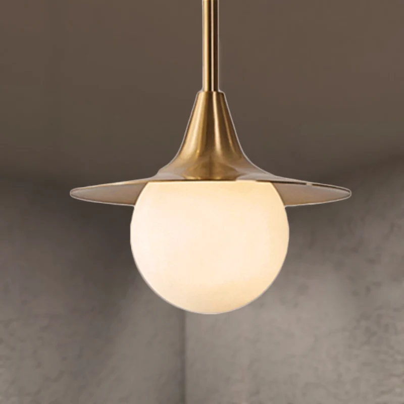 Plafonnier suspendu évasé à 1 lumière avec abat-jour boule en verre de lait, lampe suspendue en laiton du milieu du siècle...