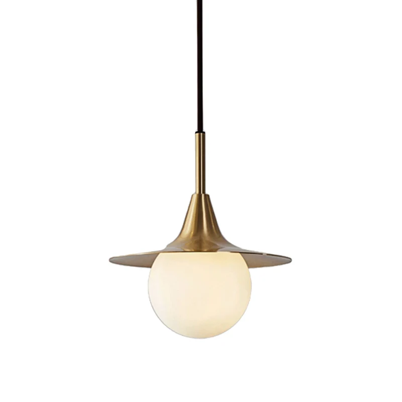 Plafonnier suspendu évasé à 1 lumière avec abat-jour boule en verre de lait, lampe suspendue en laiton du milieu du siècle...