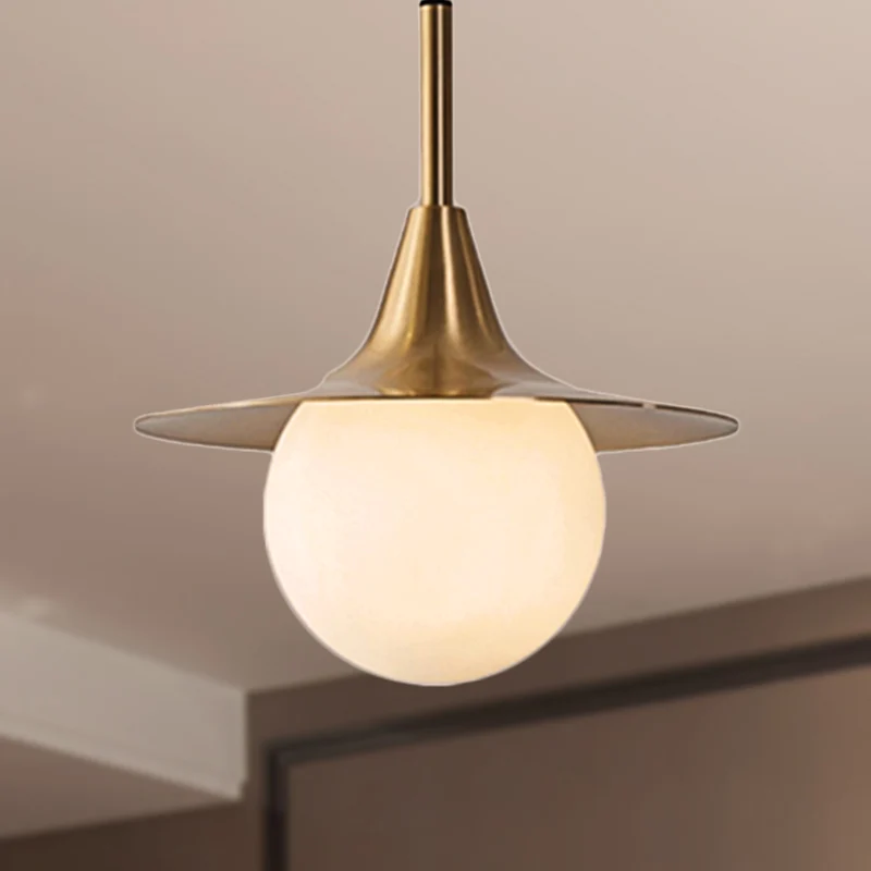 Plafonnier suspendu évasé à 1 lumière avec abat-jour boule en verre de lait, lampe suspendue en laiton du milieu du siècle...