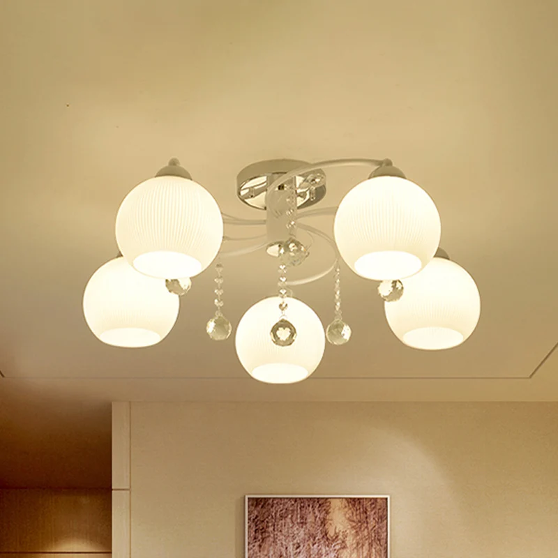 Plafonnier traditionnel à sphère blanche en verre soufflé à 3/5 têtes avec drapé en cristal Clearhalo