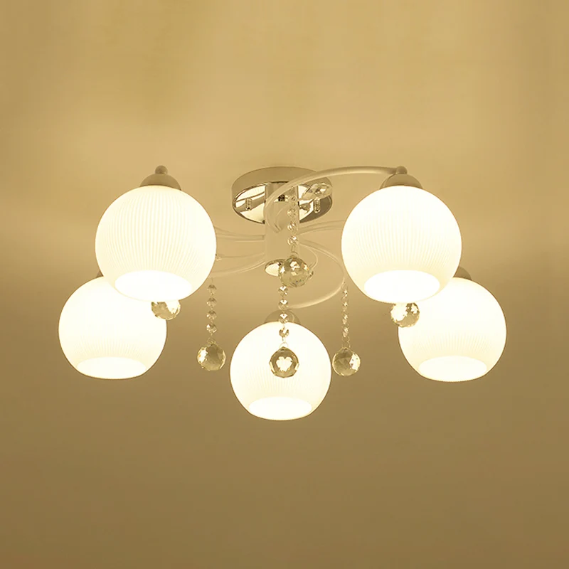 Plafonnier traditionnel à sphère blanche en verre soufflé à 3/5 têtes avec drapé en cristal Clearhalo