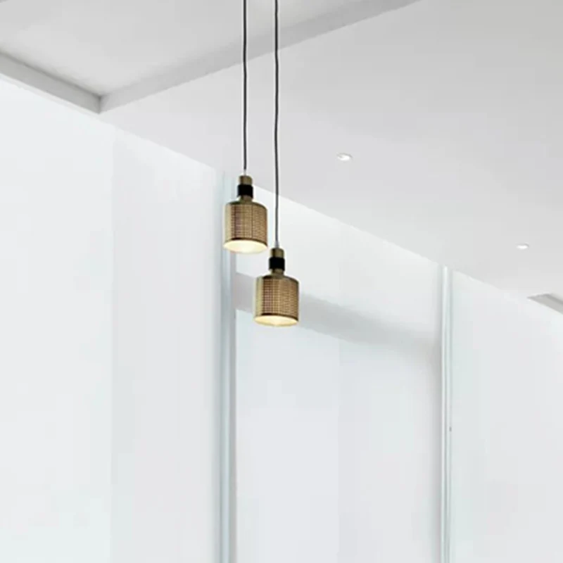 Suspension cylindrique en métal, lampe à suspension contemporaine à 1 lumière, noire et dorée Clearhalo