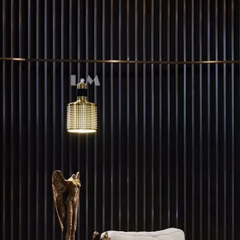 Suspension cylindrique en métal, lampe à suspension contemporaine à 1 lumière, noire et dorée Clearhalo