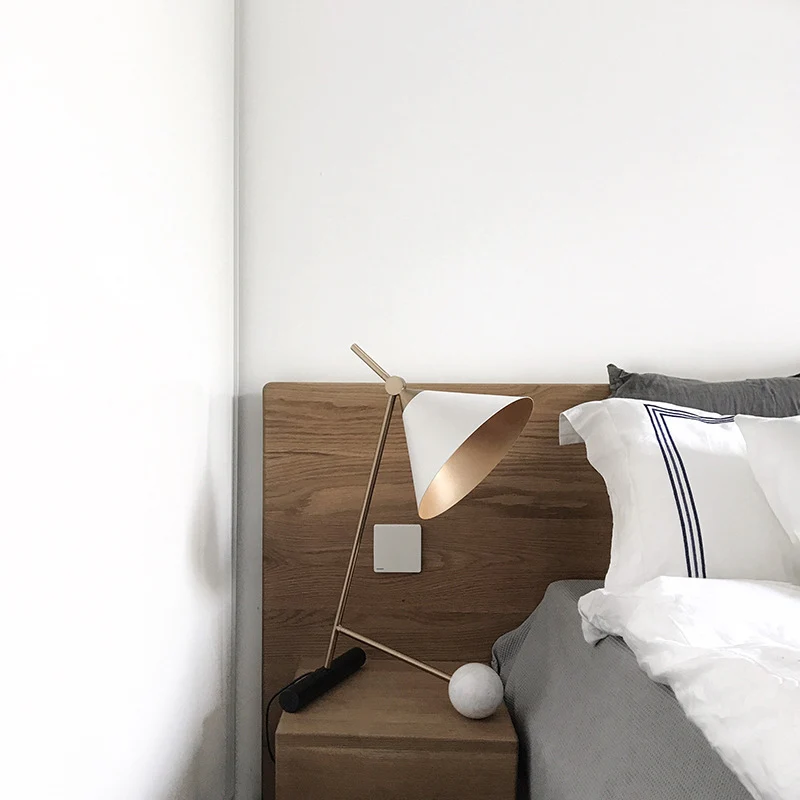 Veilleuse conique blanche et laiton postmoderne, lampe de table à 2 pieds en métal à 1 tête pour chambre à coucher Clearhalo