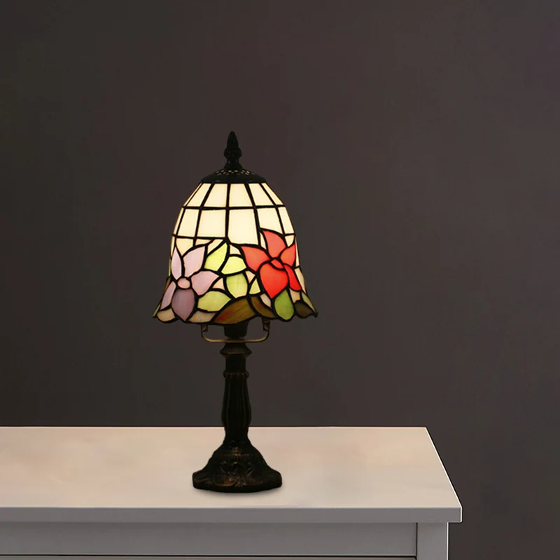 Veilleuse en verre teinté blanc/rouge, éclairage de table méditerranéen conique/évasé à 1 tête avec motif floral Clearhalo
