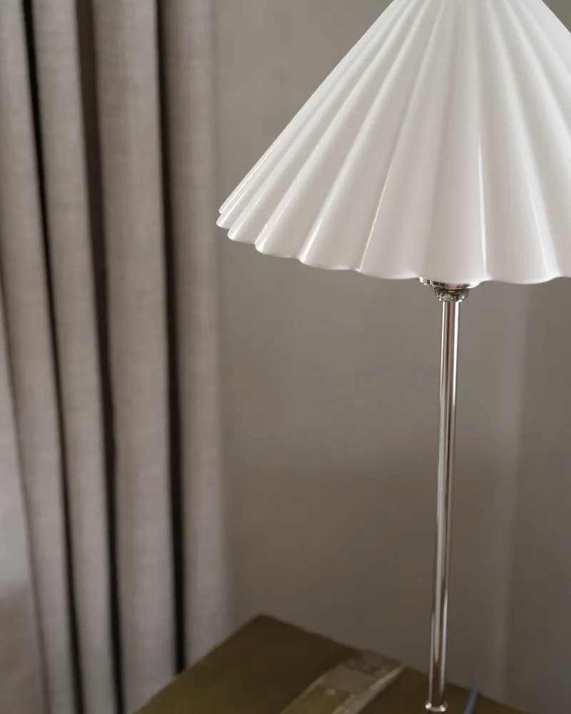 Cotswold Moyenne Lampe de Table Porcelaine Fine - Nickel Poli