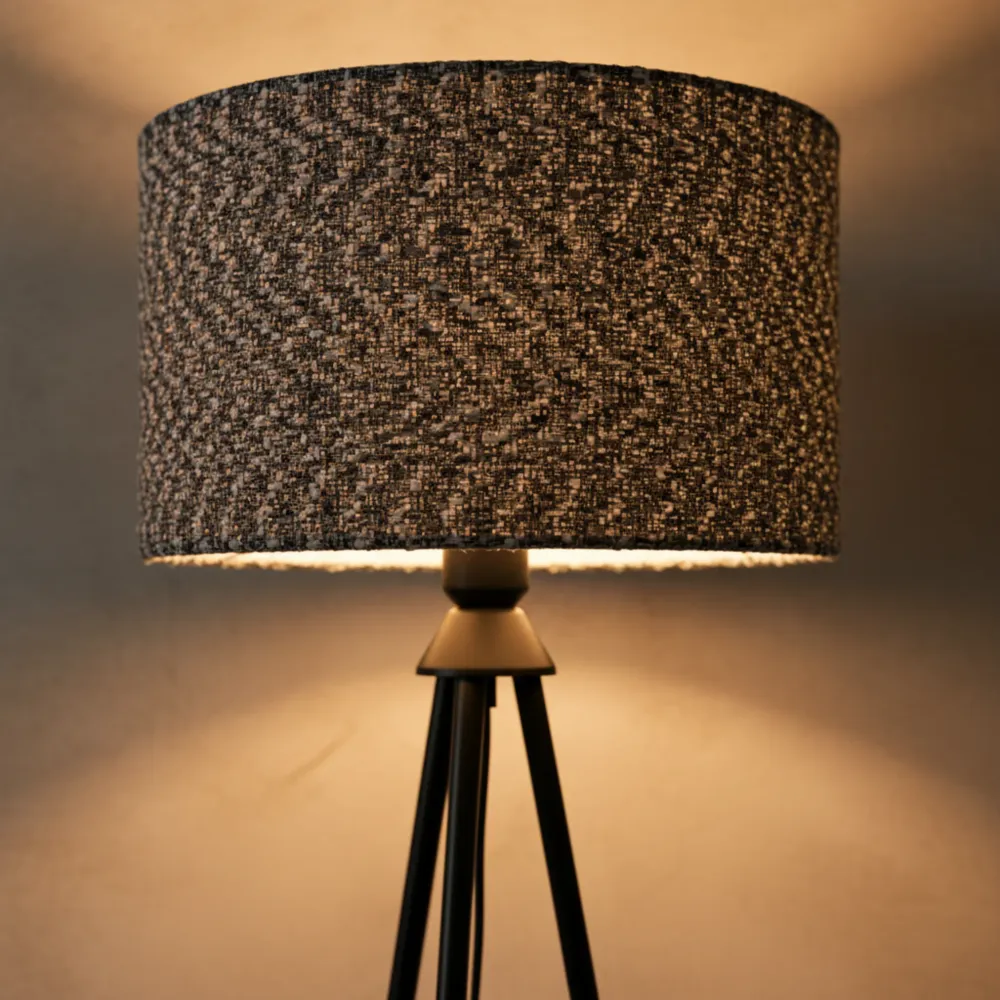Lampadaire Trépied Métal Noir & Abat-Jour Chiné – Design Moderne Fiolla Home