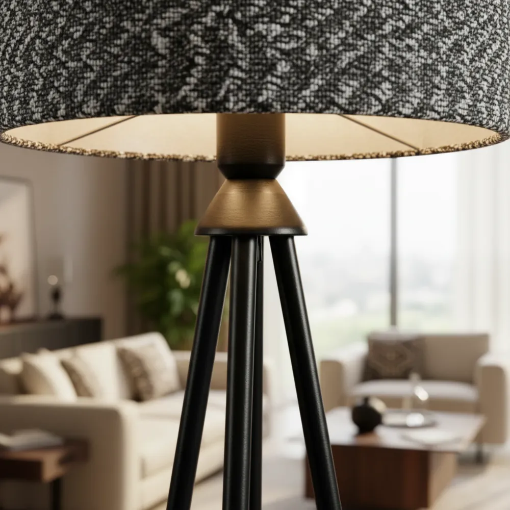 Lampadaire Trépied Métal Noir & Abat-Jour Chiné – Design Moderne Fiolla Home