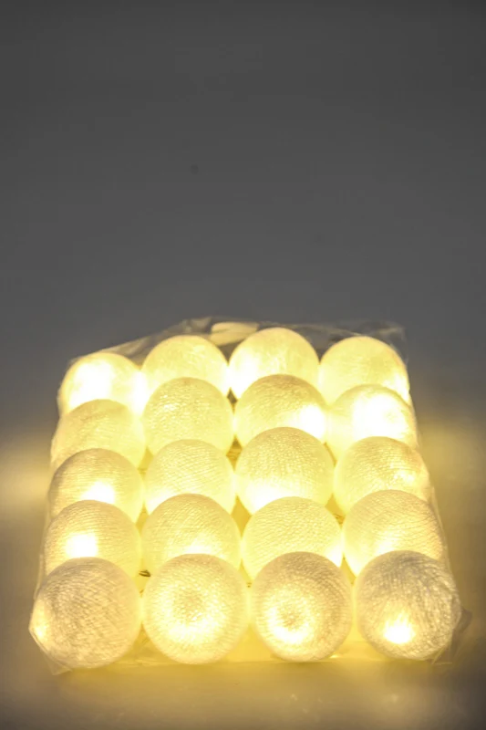Guirlande lumineuse boules de coton blanches