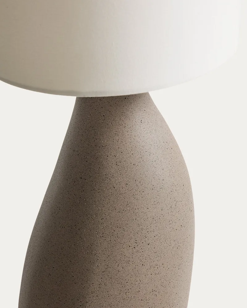 Grande lampe de table Viona avec effet pierre texturée et abat-jour en coton Kave Home Mauritius Mu