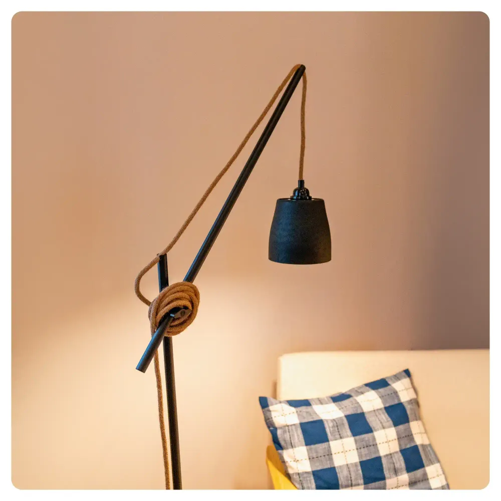 Lampadaire avec câble long ASYM et abat jour huitre