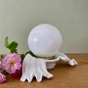 Lampe ancienne en céramique blanche et opaline