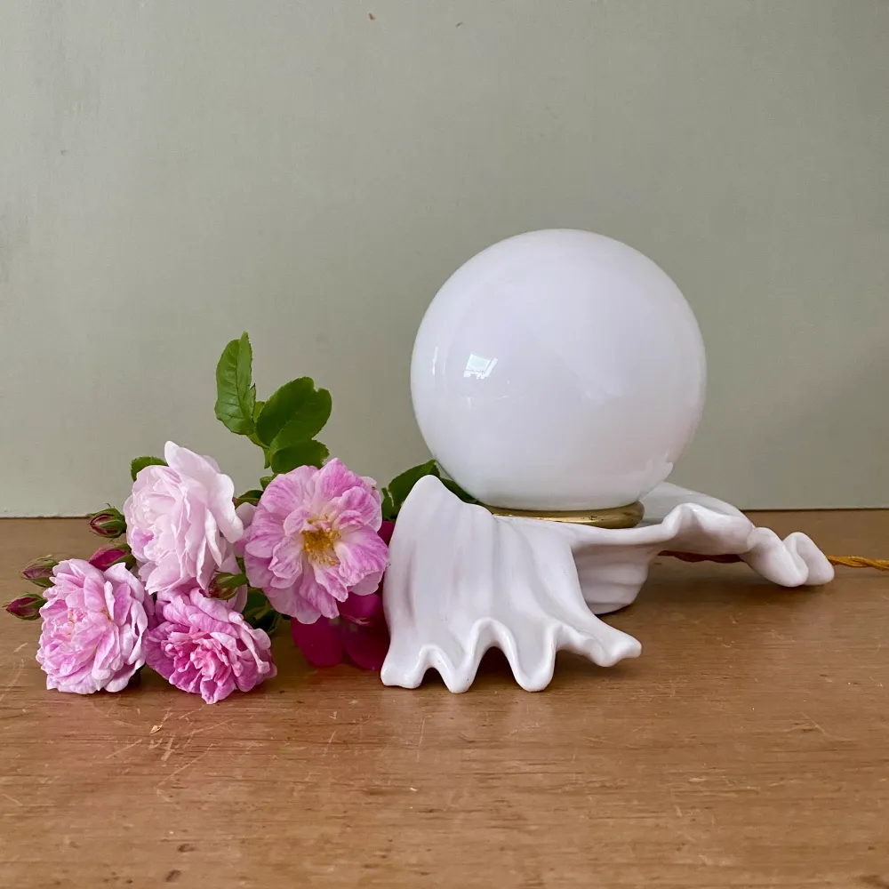 Lampe ancienne en céramique blanche et opaline