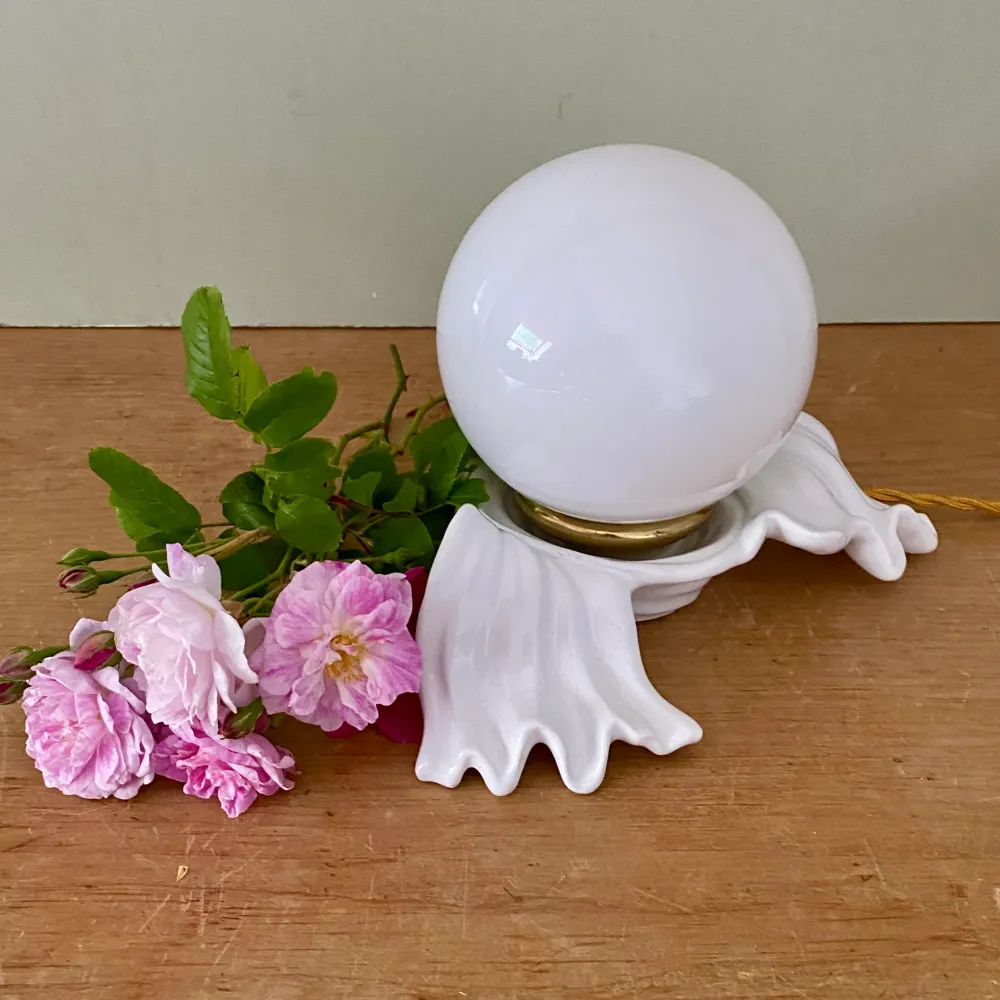 Lampe ancienne en céramique blanche et opaline